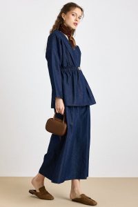 ⁦طقم جينز أزرق داكن: سترة مع حجارة وأزرار وسروال قصير 9445-TK⁩ - الصورة ⁦5⁩