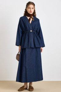 طقم جينز أزرق داكن: سترة مع حجارة وأزرار وسروال قصير 9445-TK