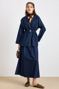 ⁦طقم جينز أزرق داكن: سترة مع حجارة وأزرار وسروال قصير 9445-TK⁩ - الصورة ⁦3⁩