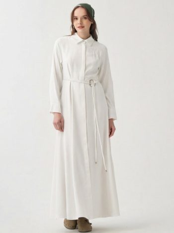 فستان أبيض بتفاصيل حزام