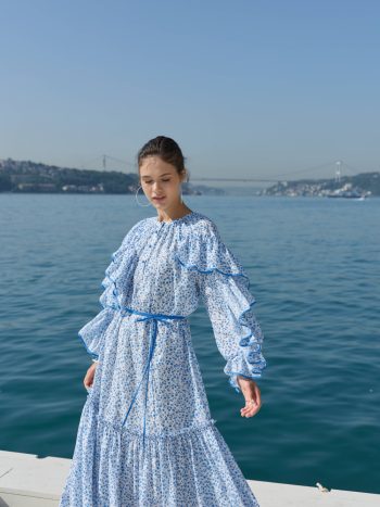 فستان أزرق بنقشة زهور