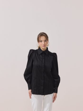 قميص أسود بتفاصيل كتف مميزة