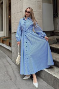 ⁦فستان بوبلين أزرق-أبيض بجيوب صدرية وخصر مرن 9286-E⁩ - الصورة ⁦2⁩