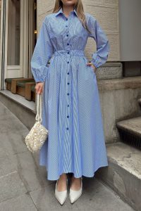 ⁦فستان بوبلين أزرق-أبيض بجيوب صدرية وخصر مرن 9286-E⁩ - الصورة ⁦7⁩