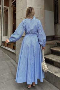 ⁦فستان بوبلين أزرق-أبيض بجيوب صدرية وخصر مرن 9286-E⁩ - الصورة ⁦8⁩