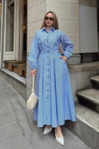 فستان بوبلين أزرق-أبيض بجيوب صدرية وخصر مرن 9286-E