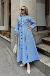 ⁦فستان بوبلين أزرق-أبيض بجيوب صدرية وخصر مرن 9286-E⁩ - الصورة ⁦3⁩