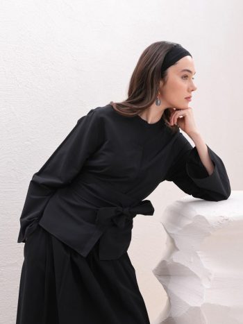 قميص أسود بحزام وأزرار خفية